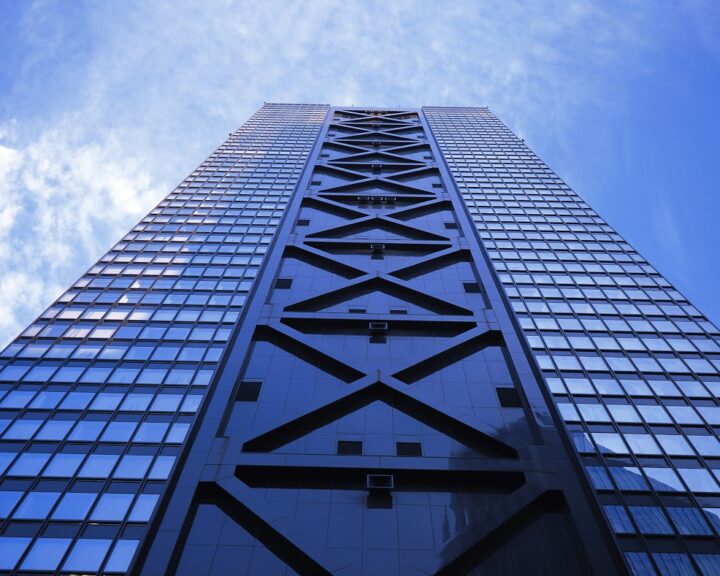小規模營利事業之扣繳義務人應於給付各類所得時，依規定辦理扣繳稅款及申報扣免繳憑單